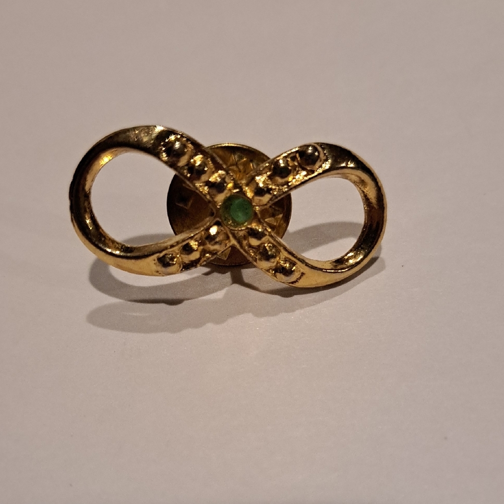 VTG Hattie Carnegie Infinity Pin Gold Tone Green Center Stone 2 1/8"